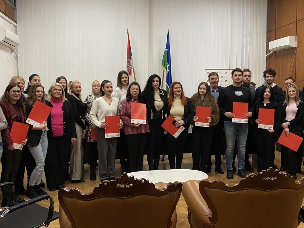 У Бору свечано уручени уговори за 22 полазника програма праксе