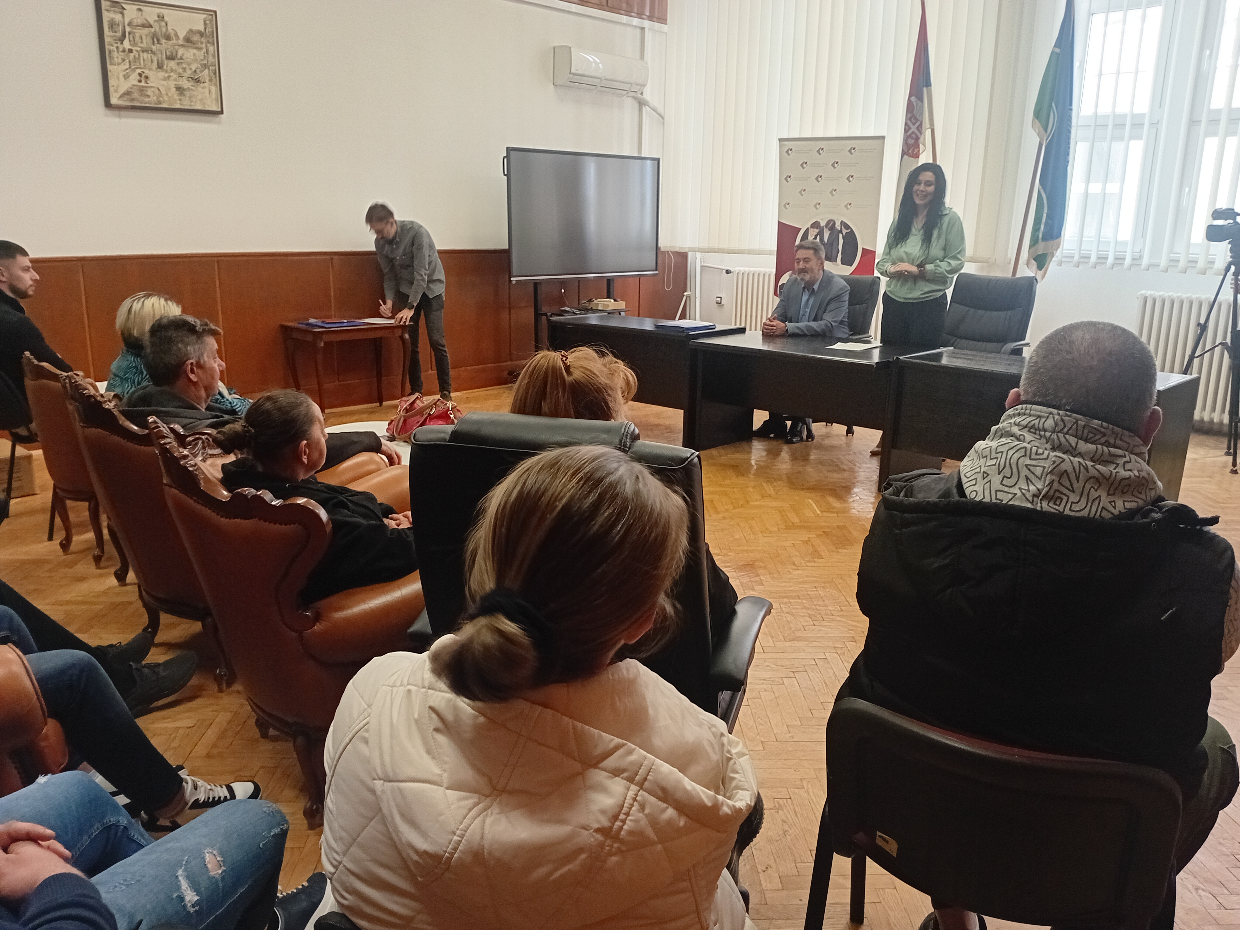 У Бору свечано уручене одлуке за запошљавање 29 теже запошљивих