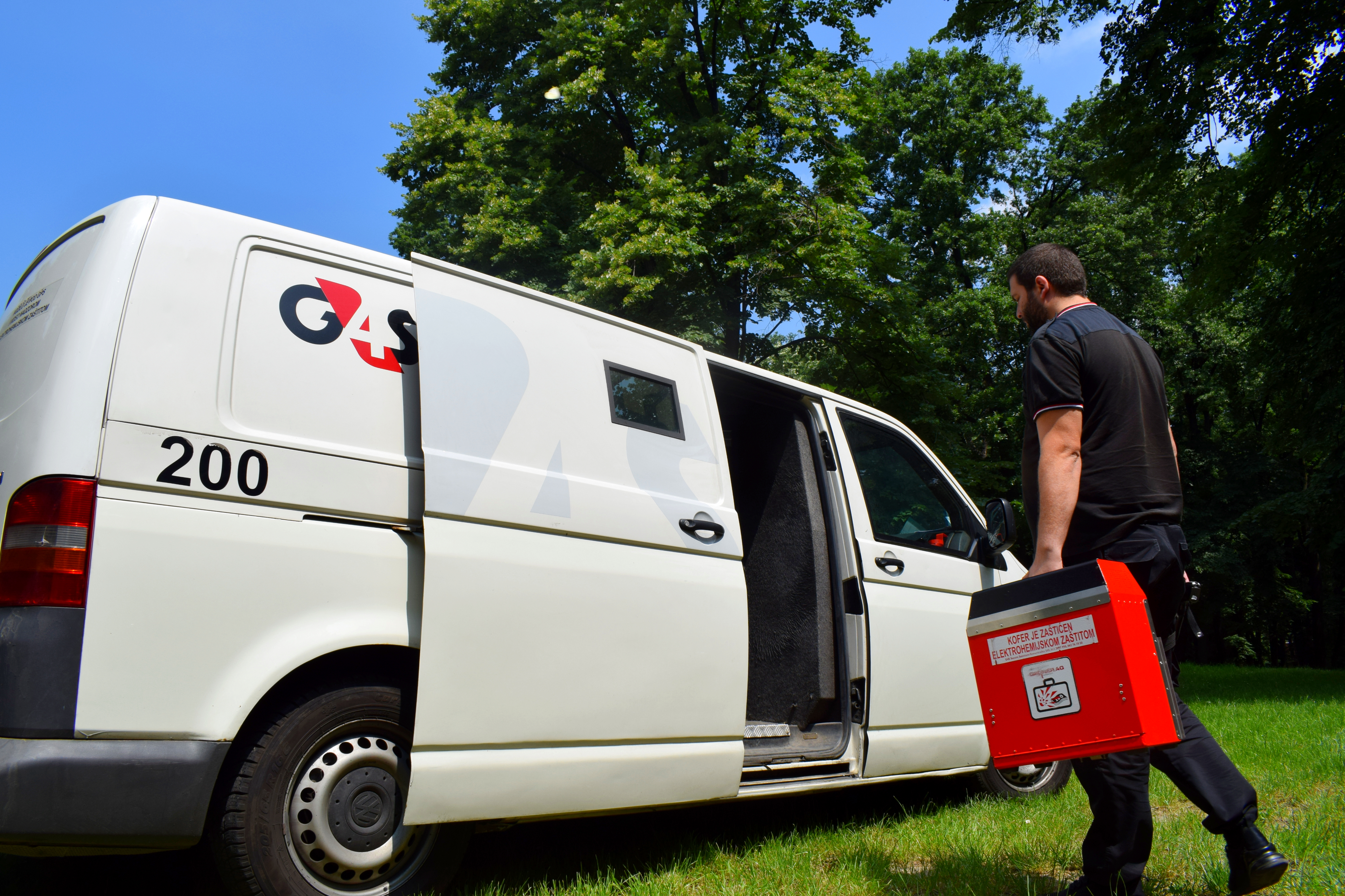 Službenik obezbeđenja u transportu novca